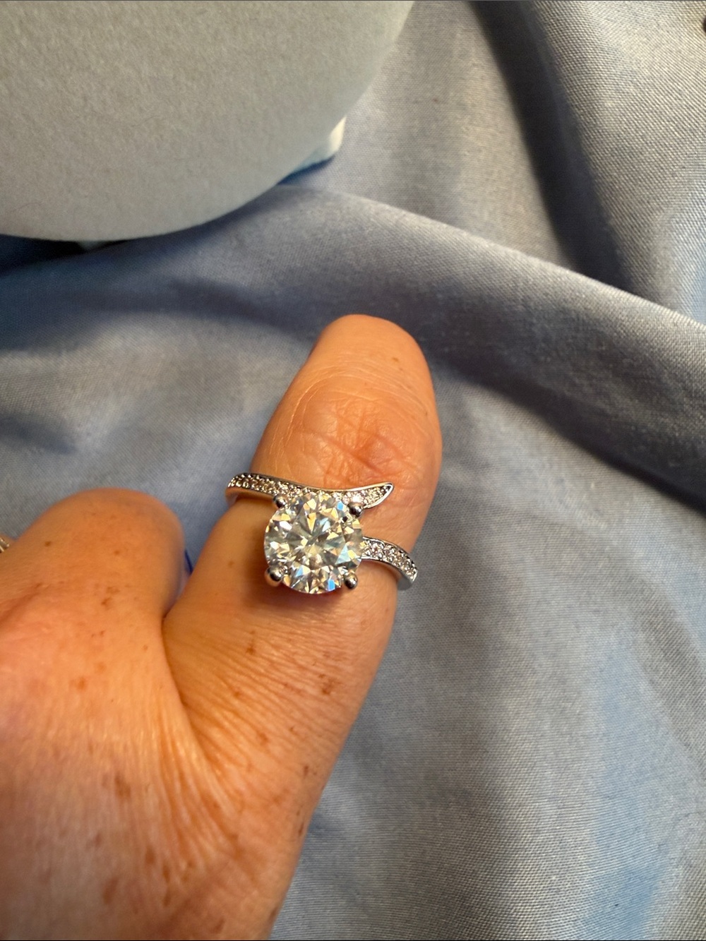 Sparkling Round-Cut Silver Halo Ring in White adjustable
